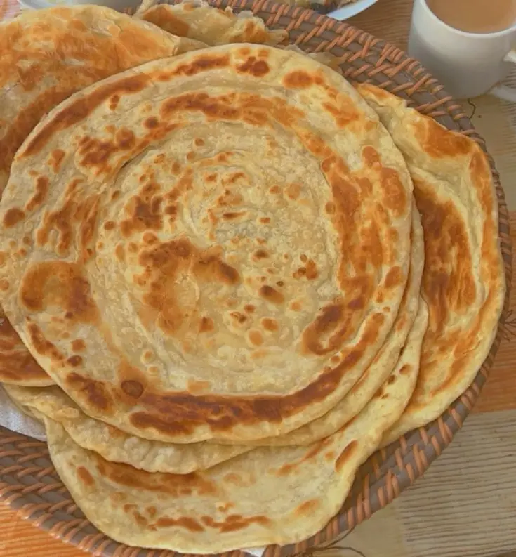 خبز طازج مكوّر في سلة